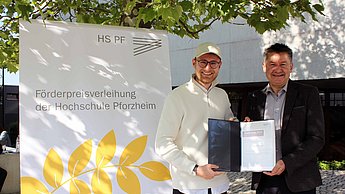 Tilo Schneider von der Richard Wolf GmbH mit Preisträger Leonardo Nicola.