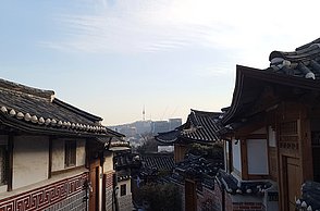Seoul Turm aus dem Bunkchon Hanok Dorf