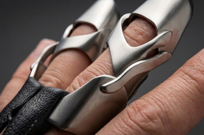 Abgebildet ist ein Detail einer Hand mit der entworfenen Prothese