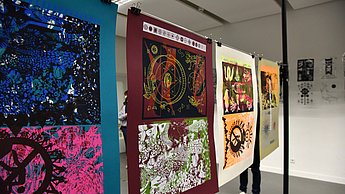 Bunte Plakate sind Ausgestellt