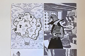 Foto einer Person vor einer Wand mit einem Gemälde