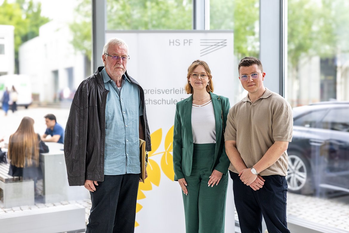 Image of industrial design bachelor's student Eva Grünebaum at the award ceremony for the Rolf Scheuermann Foundation's sponsorship award, photo by Rolf Scheuermann Foundation.