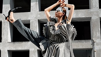 drei Bilder: Abschlusskollektion "Fashion for an Empty World" von Paula Lessel, 2023, Fotografin: Elena Milaeva