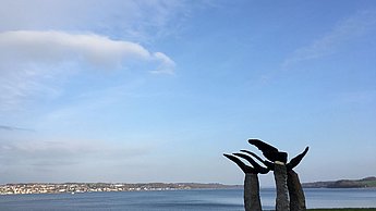 Foto einer Landschaft mit Ausblick aufs Meer