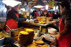 Koreanische Pfannkuchen auf dem Gwangjang Markt