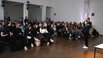 Bild: Gruppe interessierter die Baron Osunas Beitrag zuhört