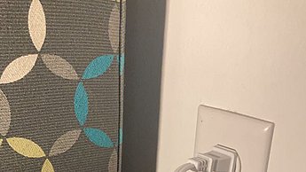 Foto von einer Steckdose an der viele Kabel angehängt wurden