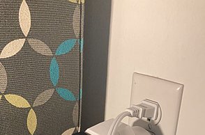 Foto von einer Steckdose an der viele Kabel angehängt wurden