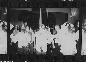 Fotografie von Menschen, die Masken tragen