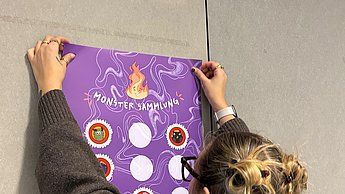 Abschlussarbeit Anna Donde: Warum wir uns erst mit Motivation beschäftigen, wenn es zu spät ist - Eine visuelle Auseinandersetzung mit frühkindlicher Resilienz – Plakat