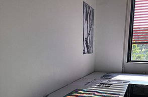 Foto eines Arbeitszimmers in welches Licht einfällt 