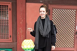 Agnes hält ihre selbstgebastelte Lotus Laterne hoch