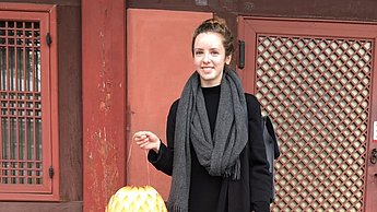 Agnes hält ihre selbstgebastelte Lotus Laterne hoch