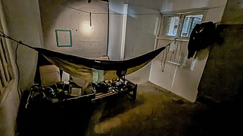 Dunkles Zimmer bei Nacht