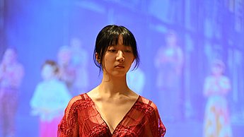 Ein Model trägt ein rotes Kleid