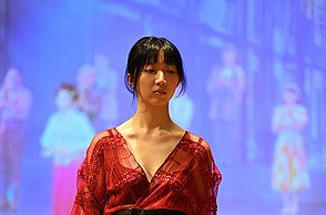 Ein Model trägt ein rotes Kleid