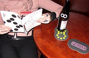 Abschlussarbeit Lilly Englert: Radikale Sanftheit –  Diskurspunkte für eine offene Gesellschaft – Magazin und Bierdeckel in Kneipe
