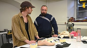 Bild: Studierende zeigen Baron Osuna ihre Projekte in den Werkstätten