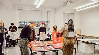 Studenten arbeiten an Plakaten