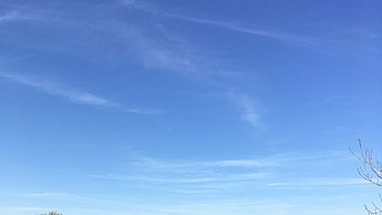 Bild vom klaren Himmel über der Stadt