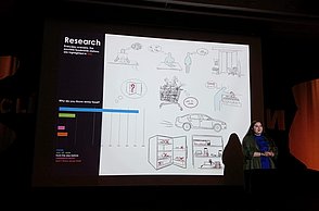 Person hält Präsentation