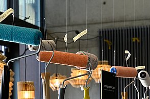 Farbroller die von der Decke hängen