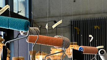 Farbroller die von der Decke hängen
