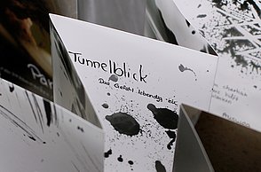 Svenja Rathfelder–Ich gegen mich. Eine visuelle Annäherung an das Tabuthema Autoaggression. Detail Infoflyer.