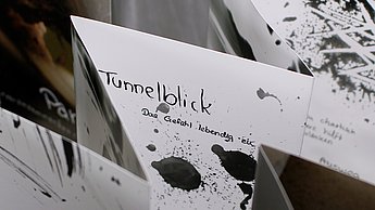 Svenja Rathfelder–Ich gegen mich. Eine visuelle Annäherung an das Tabuthema Autoaggression. Detail Infoflyer.