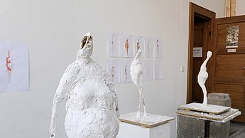 Mehrere menschliche Skulpturen in einem Raum