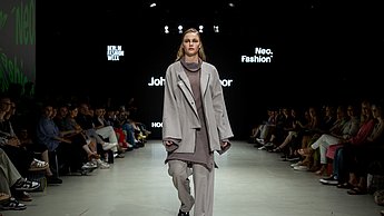 Präsentation eines Outfits auf dem Laufsteg bei der Neo Fashion