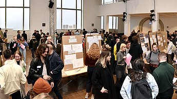 Gruppe von Menschen in einer Ausstellung 