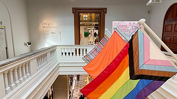 LGBTQ+ Flagge in einem Museum