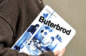 Abschlussarbeit Anastasia Poluljaschny: Vergessene Geschichte sichtbar machen – Spätaussiedler:innen durch Design erzählen – Magazin Cover