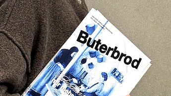 Abschlussarbeit Anastasia Poluljaschny: Vergessene Geschichte sichtbar machen – Spätaussiedler:innen durch Design erzählen – Magazin Cover