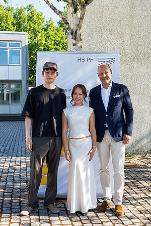 Foto von der Preisverleihung mit Jakob Wirtz, Marie Konstanzer und Johannes Schweizer