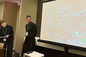 Personen bei einer Präsentation