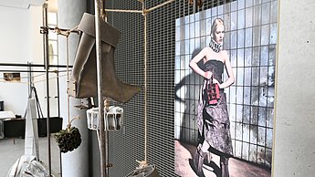 Foto einer Ausstellung und einer Projektion an eine Wand