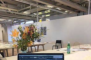 Foto eines Laptops der auf einem Tisch steht