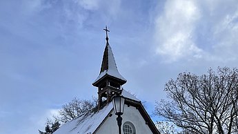 Foto eines verschneiten Hauses
