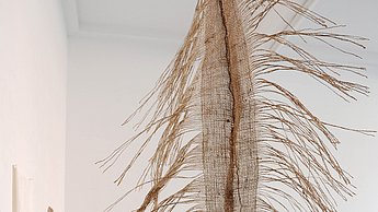 Eine Figur die von der Decke hängt und Fischgräten ähnelt