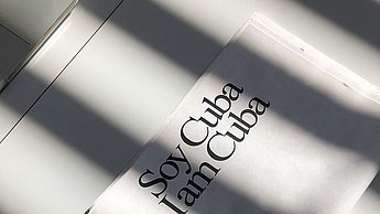 Box mit der Aufschrift "Soy Cuba. I am Cuba", zu deutsch: "Ich bin Cuba"
