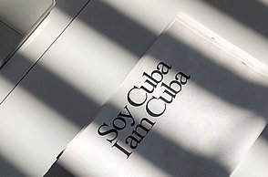 Box mit der Aufschrift "Soy Cuba. I am Cuba", zu deutsch: "Ich bin Cuba"