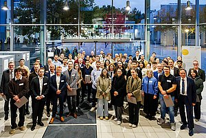 Rektor Prof. Dr. Ulrich Jautz gemeinsam mit den 49 Studierenden sowie 20 Förderern