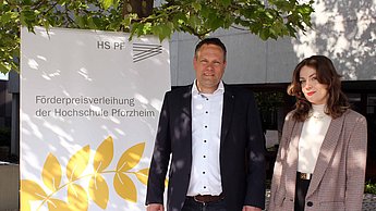Uwe Mumm vom Rotary Club Pforzheim-Schloßberg und Preisträgerin Sarah Kehr.