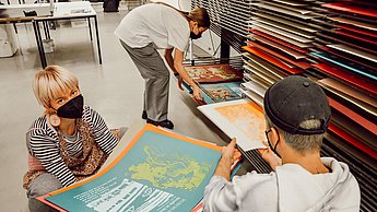 Studenten holen Mappen raus