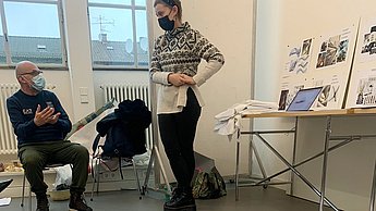 Personen betrachten Blätter auf dem Boden