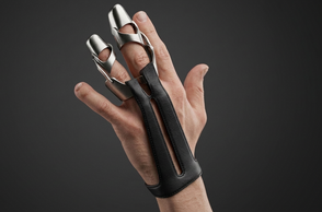 Abgebildet ist eine Hand mit einer entworfenen Prothese
