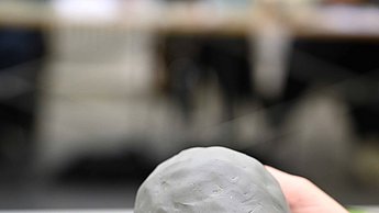Person modelliert eine kleine Figur