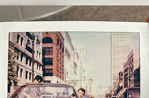 Polaroid von einem Auto auf der Straße